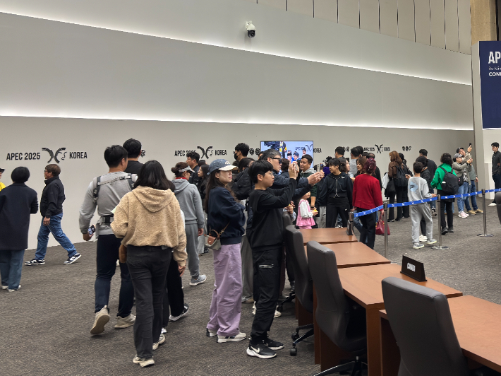 시민들이 정상회의 당시 사용한 의자와 단상, 국기, 명패 등을 둘러보고 있다. 경주시 제공