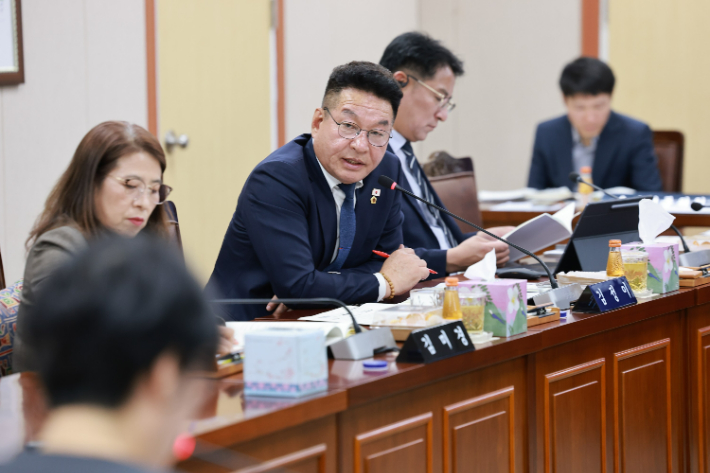 전라남도의회 김정이(더불어민주당, 순천 8) 의원은 최근 전남도 여성가족정책관 행정사무 감사에서 여성가족정책관 소관 '실종자 조기발견'를 포함한 7건의 조례가 예산 미편성으로 사실상 방치되고 있다고 질타했다. 전남도의회 제공