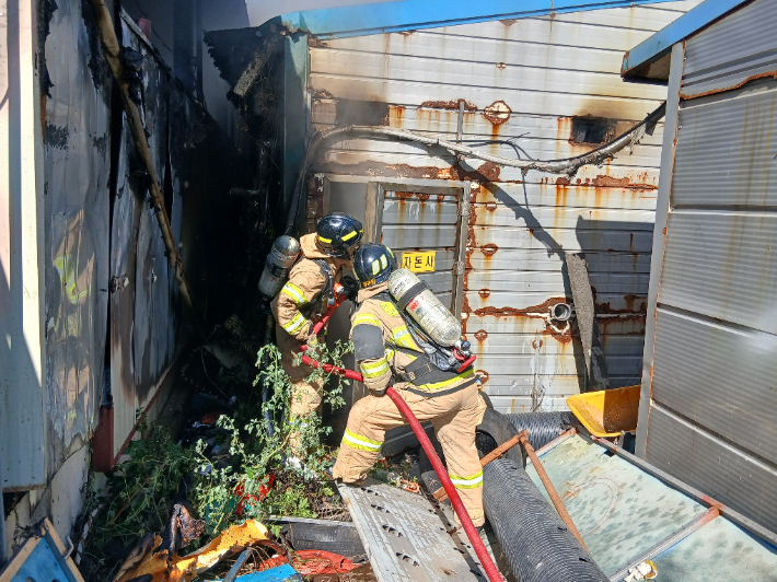 진화 작업 중인 소방 대원. 소방대원들은 일반인에 비해 벤젠과 납 등 유해물질에 노출될 가능성이 높다. 전북소방본부 제공