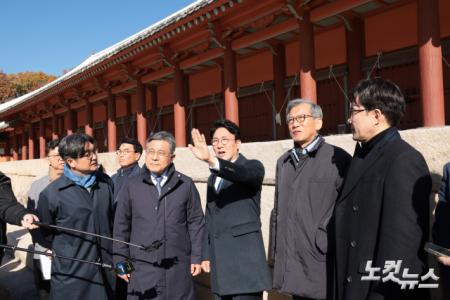 세계문화유산 종묘 찾은 김민석 총리