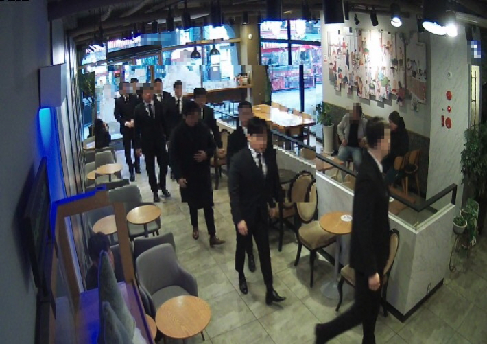 지난 4월 한 상점에 소집된 신20세기파 조직원들. 부산경찰청 제공