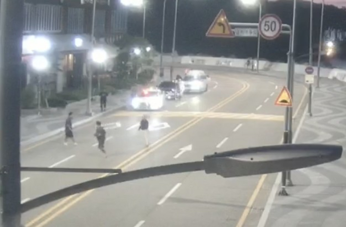 지난 8월 부산 해운대구 한 도로에서 칠성파-신20세기파 조직원 간에 다툼이 벌어진 모습. 부산경찰청 제공