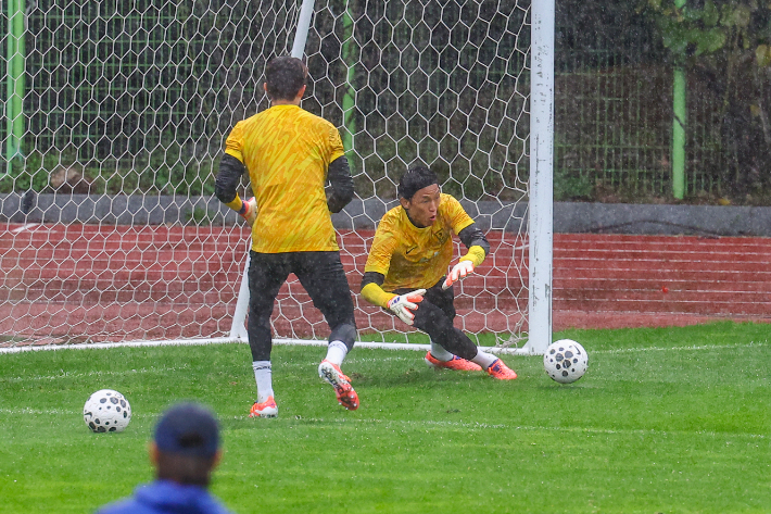  대한민국 축구 국가대표팀 골키퍼 김승규 조현우의 훈련 모습. 연합뉴스