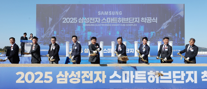 10일 오전 고창신활력산업단지(고창군 고수면 봉산리)에서 열린 2025 삼성전자 스마트허브단지 착공식에 김관영 전북지사와 심덕섭 고창군수, 박순철 삼성전자 부사장을 비롯해 국회의원, 지역기관·사회단체장, 주민 등 1천여 명이 참석했다. 전북도 제공