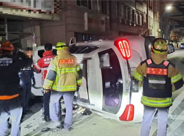 음주 운전을 하다 전도된 차량. 강원소방본부 제공