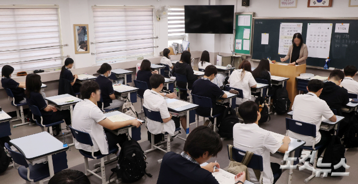 2026학년도 대학수학능력시험 모의평가가 실시된 3일 서울 금천구 금천고등학교에서 고3 학생들이 시험 준비를 하고 있다. 사진공동취재단