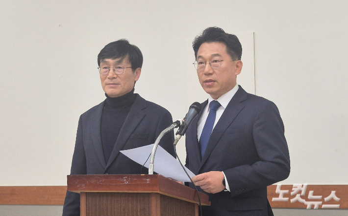 이장섭 전 국회의원(왼쪽)과 허창원 전 충북도의원이 10일 청주시청 브리핑룸에서 기자회견을 열어 청주시외버스터미널 매각 계획에 대한 철회를 주장하고 있다. 최범규 기자