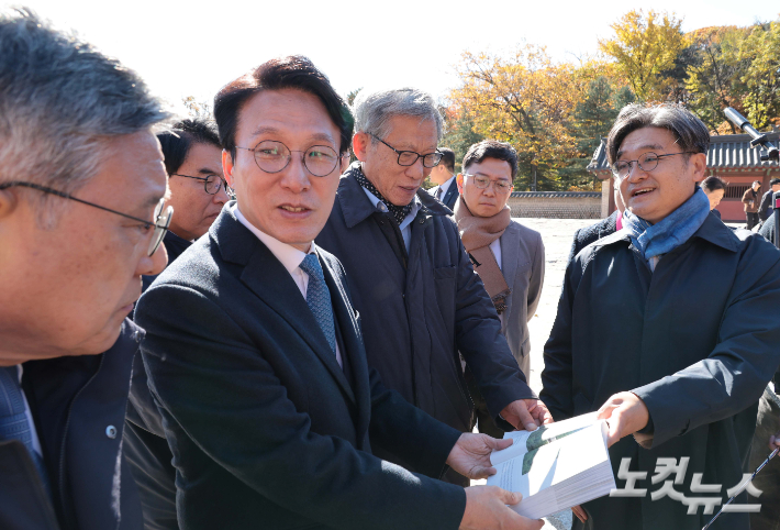 김민석 국무총리가 10일 서울 종로구 유네스코 세계문화유산인 종묘를 찾아 최근 서울시의 세운상가 재개발 계획에 따른 영향을 살펴보고 대책을 점검하고 있다. 이날 종묘 방문에는 허민 국가유산청장, 유홍준 국립박물관장 등이 함께 했다. 정부청사사진기자단