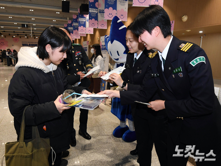'신입생 오리엔테이션' 에 참가한 학군단 사관후보생들이 신입생들에게 홍보자료를 나눠주고 있다. 황진환 기자