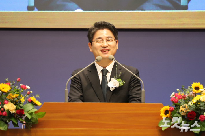 포항연일교회는 9일 문성용 목사(사진) 위임예식을 드렸다. 유상원 아나운서