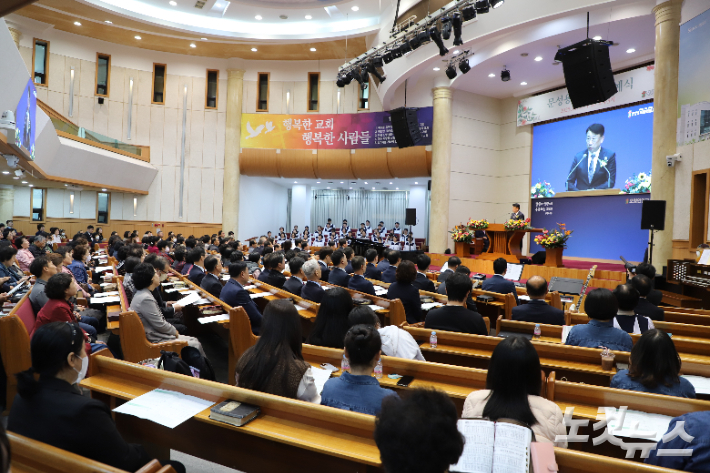 직전총회장 김영걸 목사(포항동부교회)가 권면의 말씀을 전하고 있다. 유상원 아나운서