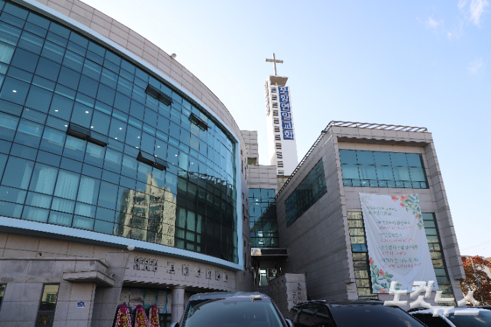 대한예수교장로회 통합교단 포항남노회 소속 포항연일교회는 1921년 1월 이상기 장로와 손만현 영수를 중심으로 10여 명이 괴정동사에서 첫 예배를 드리면서 창립됐다. 유상원 아나운서