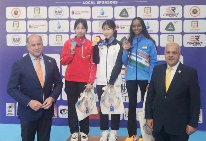 시상대에 선 반효진(사진 가운데). 대한사격연맹 제공