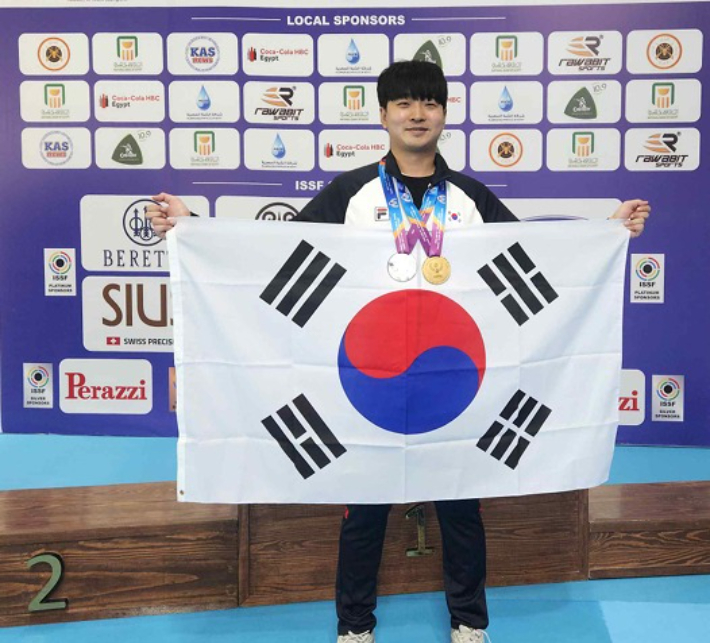 2025 ISSF 카이로 세계선수권대회 50m 남 권총에서 개인전 은메달과 단체전 금메달을 획득한 김청용. 대한사격연맹 제공