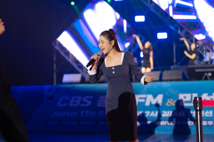 트롯 여왕 송가인이 9일 광주 김대중컨벤션센터에서 CBS 음악FM과 민선자치 30주년을 기념하는 특별 공연 무대를 펼치고 있다. 광주CBS 정창원