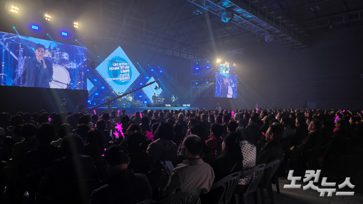 데이브레이크가 9일 광주 김대중컨벤션센터에서 CBS 음악FM과 민선자치 30주년을 기념하는 특별 공연 무대를 펼치고 있다. 조시영 기자