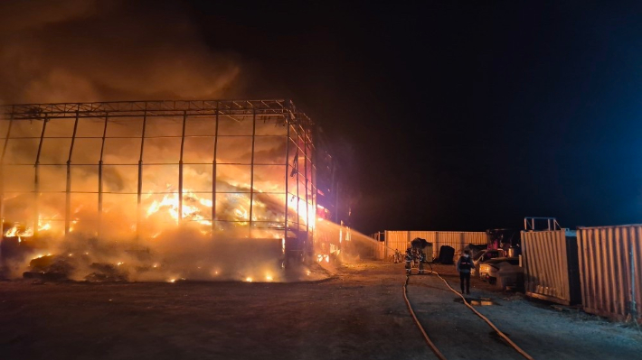 충남 천안시 서북구 입장면 폐기물 자원순환시설 화재 진화 모습. 천안서북소방서 제공