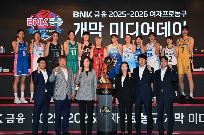 여자프로농구 6개 구단 사령탑과 대표 선수들. WKBL 제공