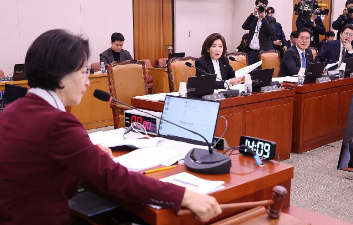 서울 여의도 국회에서 열린 법제사법위원회 전체회의에서 추미애 위원장이 의사봉을 두드리고 있다. 연합뉴스