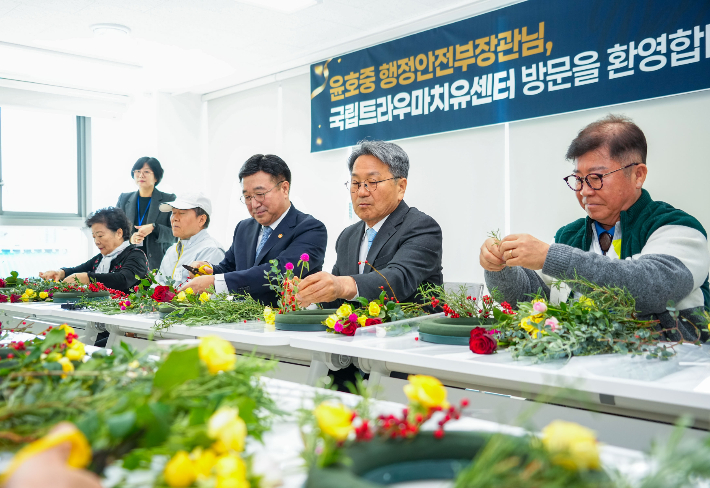 강기정 광주광역시장과 윤호중 행정안전부 장관이 10일 오전 서구 화정동 국립트라우마치유센터를 찾아 유가족·피해자와 원예치유프로그램에 참여하고 있다. 광주시 제공 