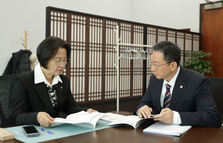 정성호 법무부 장관(오른쪽)과 추미애 국회 법제사법위원회 위원장. 법무부 제공