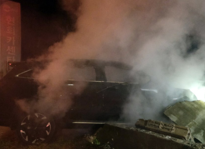사고로 차량이 불에 타고 있다. 전북소방본부 제공