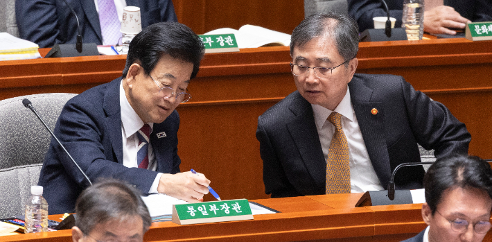 정동영 통일부 장관(왼쪽)과 조현 외교부 장관. 연합뉴스