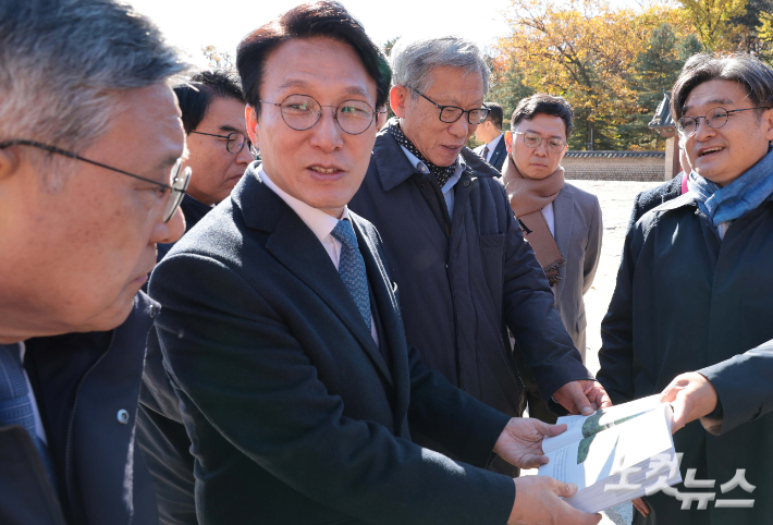 김민석 국무총리가 10일 서울 종로구 유네스코 세계문화유산인 종묘를 찾아 최근 서울시의 세운상가 재개발 계획에 따른 영향을 살펴보고 대책을 점검하고 있다. 이날 종묘 방문에는 허민 국가유산청장, 유홍준 국립박물관장 등이 함께 했다. 정부청사사진기자단