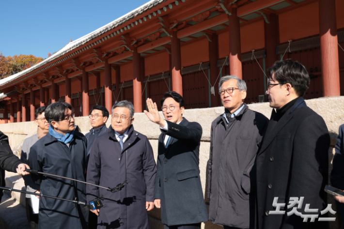 김민석 국무총리가 10일 서울 종로구 유네스코 세계문화유산인 종묘를 찾아 최근 서울시의 세운상가 재개발 계획에 따른 영향을 살펴보고 대책을 점검하고 있다. 이날 종묘 방문에는 허민 국가유산청장, 유홍준 국립박물관장 등이 함께 했다. 정부청사사진기자단