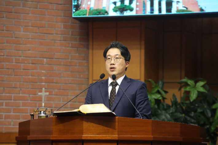 임직·취임·추대·은퇴예식을 인도하는 김명산 목사. 최화랑 기자