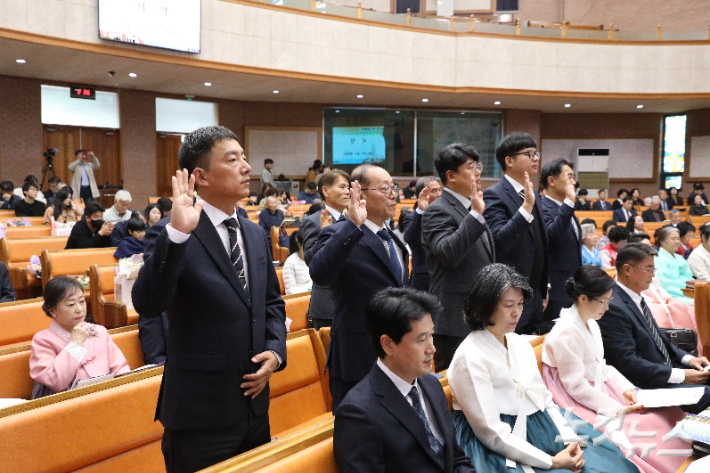 임직 서약을 하고 있는 장로·집사·권사 및 명예권사 일동. 최화랑 기자 