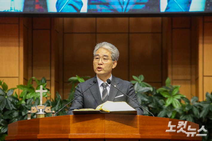 설교를 전하고 있는 노회장 정경호 목사. 최화랑 기자