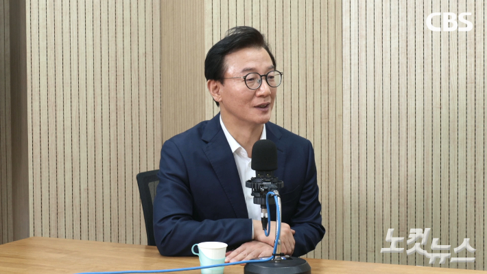 부산CBS에서 인터뷰 중인 전재수 해양수산부 장관. 송호재 기자