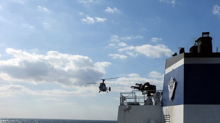 실종 선원을 찾기 위한 수색 작업을 진행 중인 해양 경찰. 전북 군산해양경찰서 제공