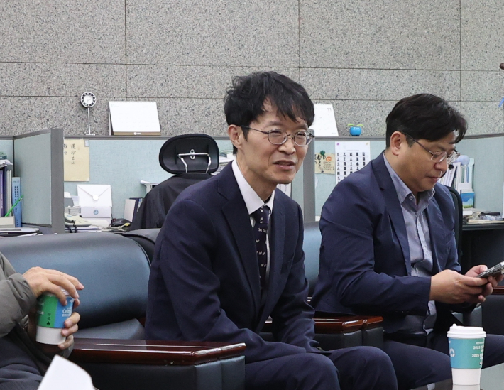 신임 강성민 조달청 차장이 10일 정부대전청사 기자실에서 출입기자단과 기자간담회를 하고 있다. 조달청 제공