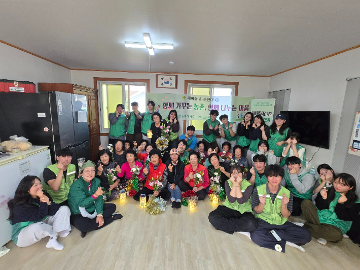 새마을순천대학교 동아리 농촌봉사활동 기념. 순천시새마을회 제공