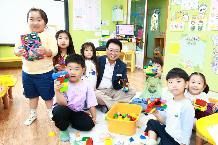 손병복 울진구수가 죽변어린이집을 방문해 아이들과 함께 즐거운 시간을 보내고 있다. 울진군 제공
