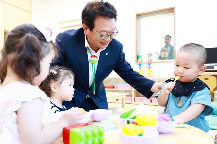 손병복 울진구수가 죽변어린이집을 방문해 아이들의 놀이를 지켜보고 있다. 울진군 제공