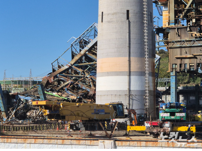 한국동서발전 울산화력발전소 구조물 붕괴사고 발생 닷새째인 10일 대형 크레인 등 장비가 철거작업을 앞두고 대기하고 있다. 이상록 기자