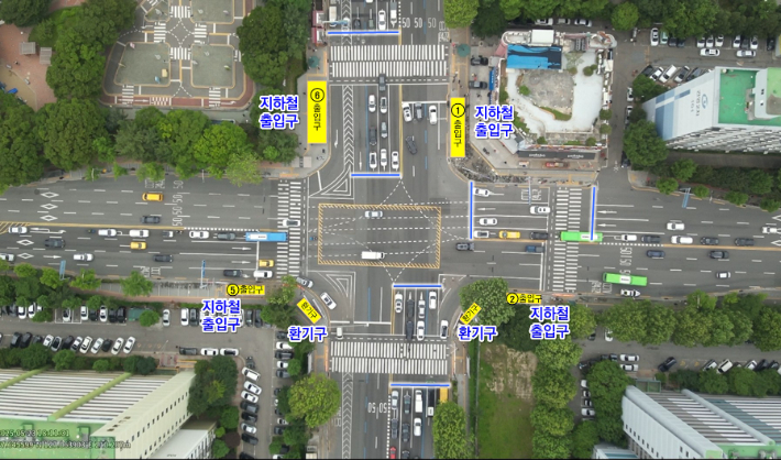 신호위반 스티커 발부왕이었던 중계역 교차로. 횡단 보도 전후에 그려진 2개의 정지선(파란색 실선)이 운전자들을 골탕 먹여왔다. 서울시 제공