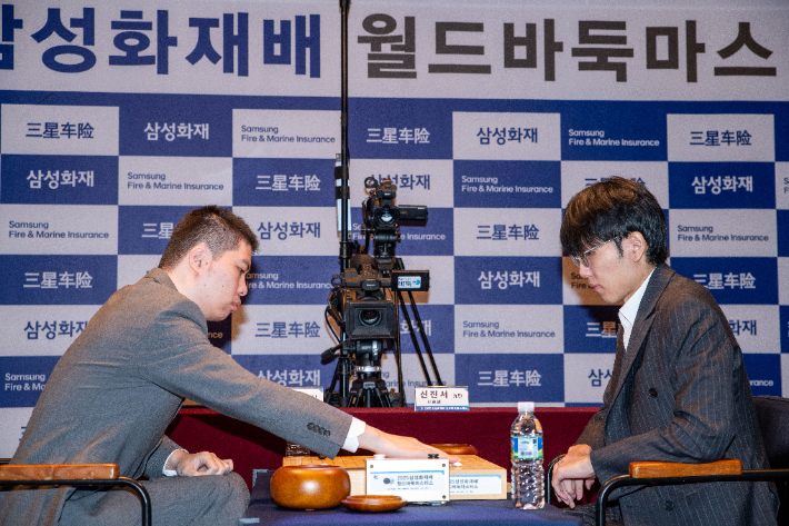 삼성화재배 32강전. 중국 리친청 9단 vs 신진서 9단(사진 오른쪽). 한국기원 제공
