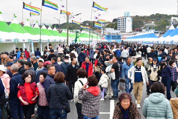 죽변항 수산물축제장이 몰려든 인파로 북적이고 있다. 울진군 제공