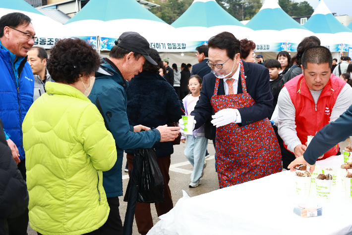손병복 울진군수가 축제 참석자들에게 먹거리를 전달하고 있다. 울진군 제공