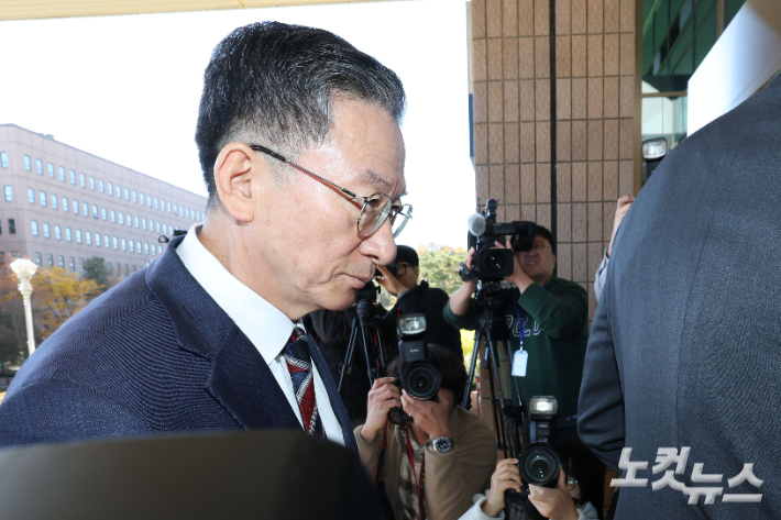 정성호 법무부 장관이 10일 오전 경기 정부과천청사 법무부로 출근하며 최근 검찰이 대장동 개발비리 의혹 사건에 대한 항소를 포기한 것과 관련해 입장을 밝힌 후 청사로 들어가고 있다. 과천=류영주 기자