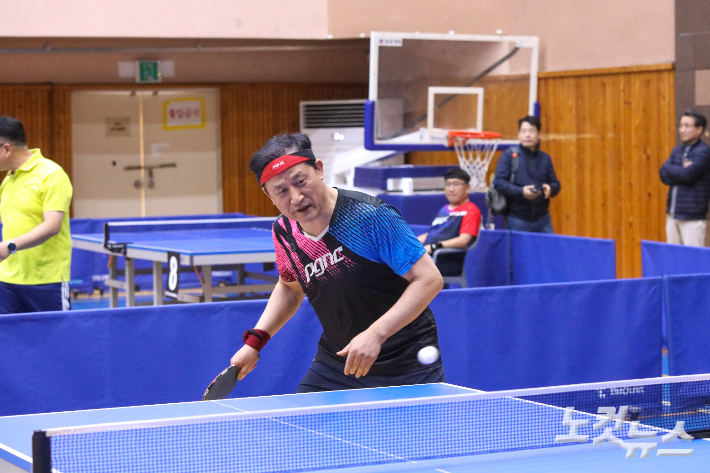 시천교회 정인 목사가 경기에서 힘찬 스윙으로 랠리를 이어가고 있다. 최화랑 기자