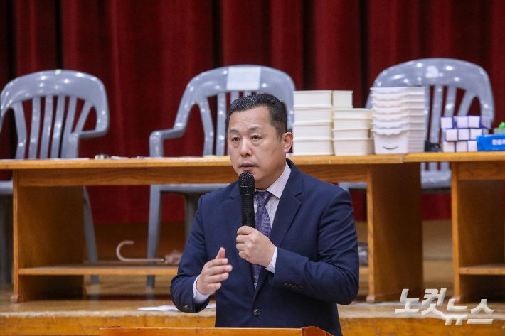 대회 개막 예배에서 대학선교자문위원회 회장 손문섭 목사가 예배를 인도하고 있다. 최화랑 기자