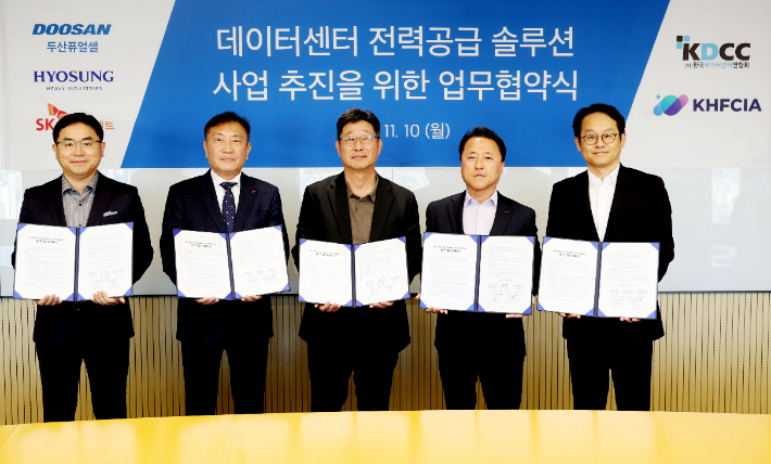 두산퓨얼셀 이승준 상무(왼쪽 네번째)가 업무협약식 참석자들과 기념사진을 촬영하고 있다. 두산퓨얼셀 제공