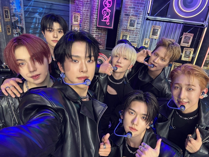 뉴비트는 데뷔 후 처음으로 영어 곡으로만 된 앨범을 냈다. 뉴비트 공식 트위터