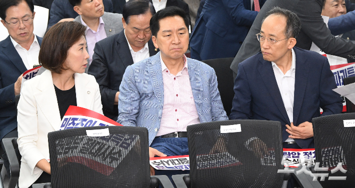 나경원(왼쪽부터), 김기현, 추경호 국민의힘 의원이 14일 서울 여의도 중앙당사에서 열린 의원총회에 참석해 대화하고 있다. 윤창원 기자