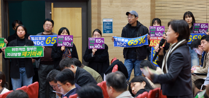 6일 서울 여의도 국회 의원회관에서 열린 2035 국가 온실가스 감축 목표(2035 NDC) 대국민 공개 논의 공청회에서 본인을 농민이라고 소개한 참석자가 의견을 말하고 있다. 연합뉴스